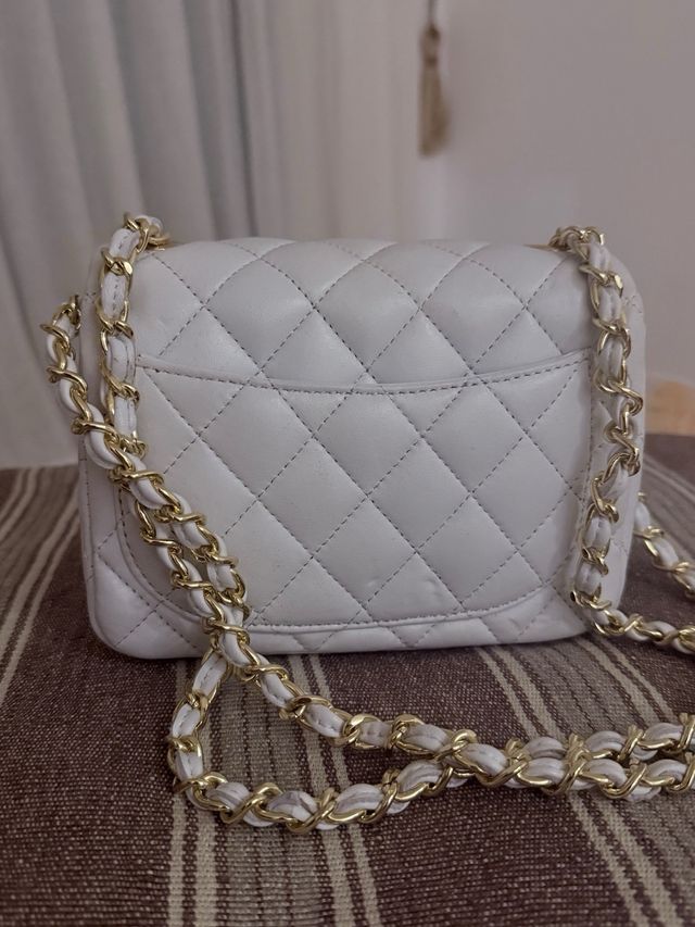 Borsa Chanel in pelle bianca con catena dorata