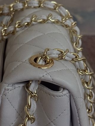 Borsa Chanel in pelle bianca con catena dorata