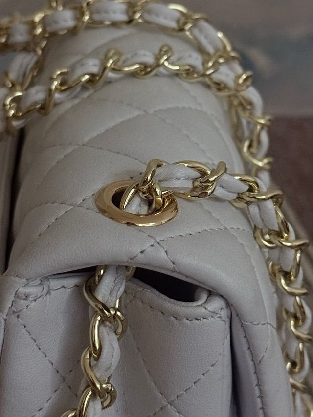 Borsa Chanel in pelle bianca con catena dorata