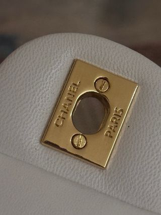 Borsa Chanel in pelle bianca con catena dorata