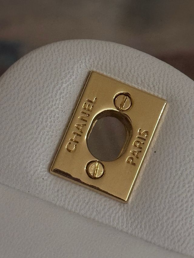 Borsa Chanel in pelle bianca con catena dorata