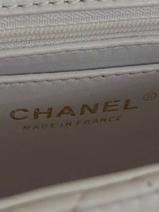 Borsa Chanel in pelle bianca con catena dorata