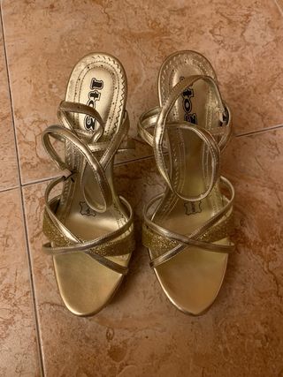 Sandalias doradas tacón alto sin estrenar.