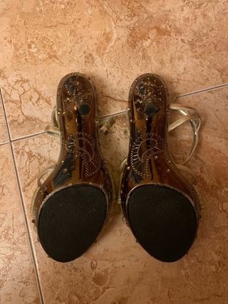 Sandalias doradas tacón alto sin estrenar.