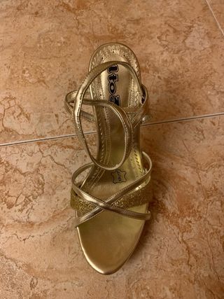 Sandalias doradas tacón alto sin estrenar.