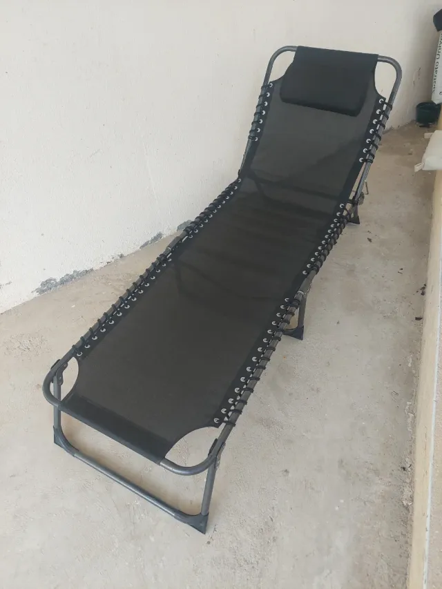 Tumbona plegable negra y gris