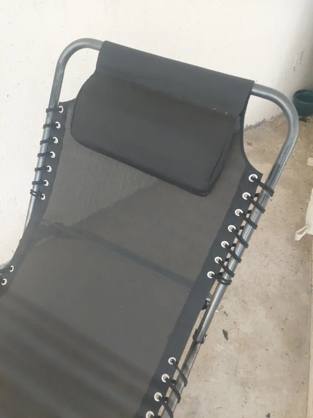 Tumbona plegable negra y gris