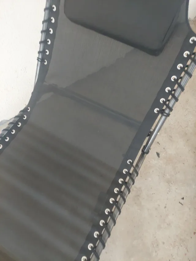 Tumbona plegable negra y gris