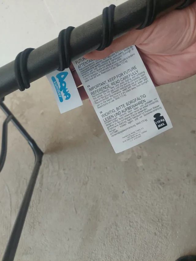 Tumbona plegable negra y gris