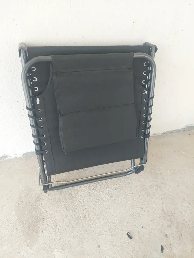 Tumbona plegable negra y gris