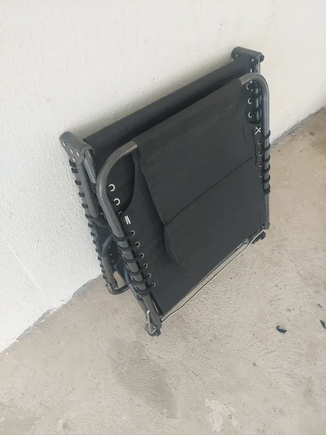 Tumbona plegable negra y gris