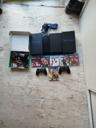 Consolas PS4 y PS2 Negras