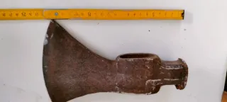 Ascia antica in ferro