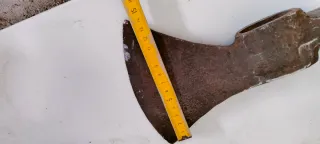 Ascia antica in ferro