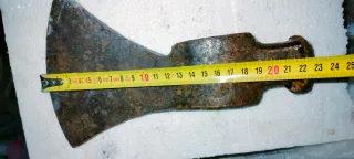 Ascia antica in ferro