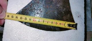 Ascia antica in ferro