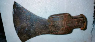 Ascia antica in ferro