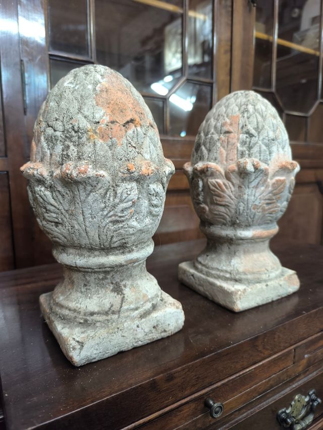 Coppia di ananas decorativi in terracotta. Vintage