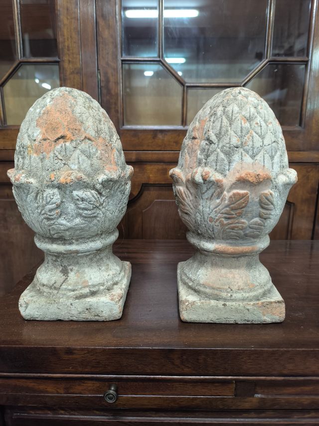 Coppia di ananas decorativi in terracotta. Vintage