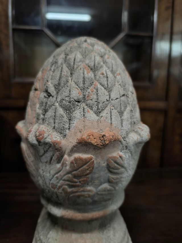 Coppia di ananas decorativi in terracotta. Vintage