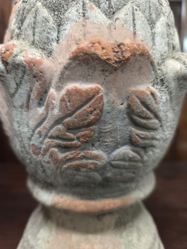 Coppia di ananas decorativi in terracotta. Vintage