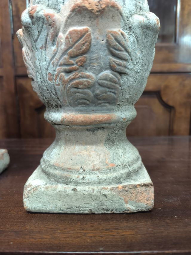 Coppia di ananas decorativi in terracotta. Vintage