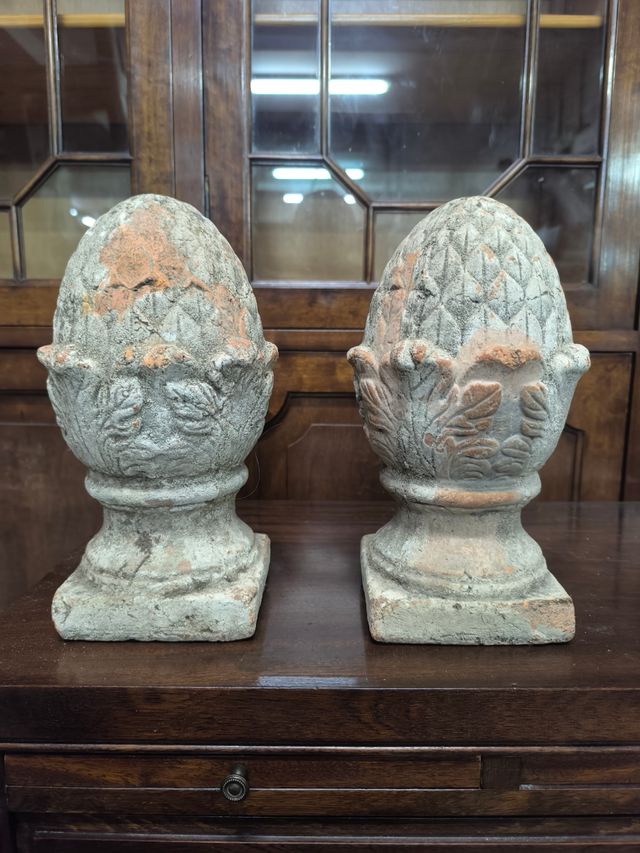 Coppia di ananas decorativi in terracotta. Vintage