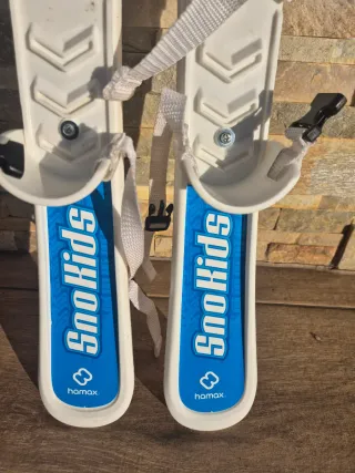 Esquís infantiles niño niña con bastones