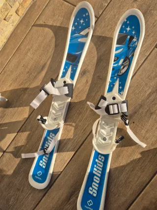 Esquís infantiles niño niña con bastones