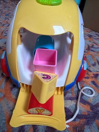 Coche de arrastre amarillo para niños