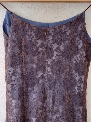 Vestido de fiesta con encajes color malva/granate