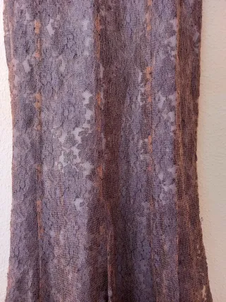 Vestido de fiesta con encajes color malva/granate