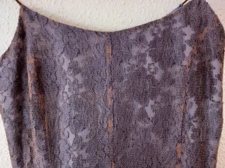 Vestido de fiesta con encajes color malva/granate