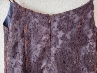 Vestido de fiesta con encajes color malva/granate