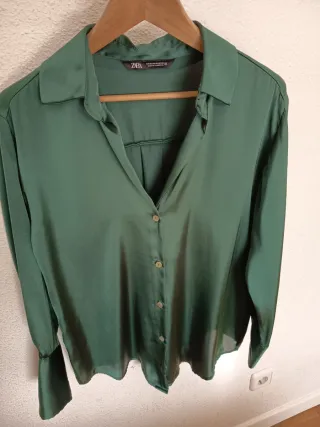 Camisa Zara verde botella satinada