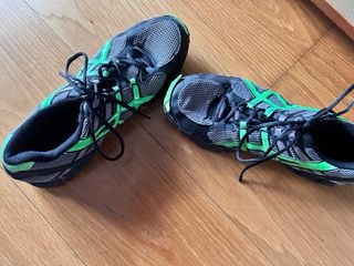 Zapatillas ASICS grises y verdes