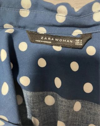 Blusa Zara lunares azul fluida.