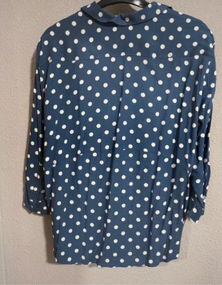 Blusa Zara lunares azul fluida.
