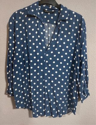 Blusa Zara lunares azul fluida.