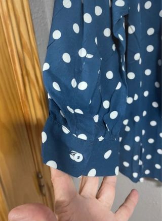 Blusa Zara lunares azul fluida.