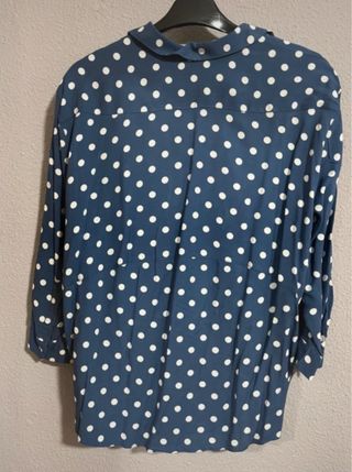 Blusa Zara lunares azul fluida.