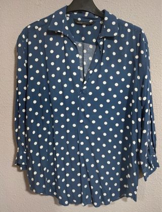 Blusa Zara lunares azul fluida.