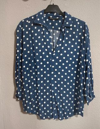 Blusa Zara lunares azul fluida.