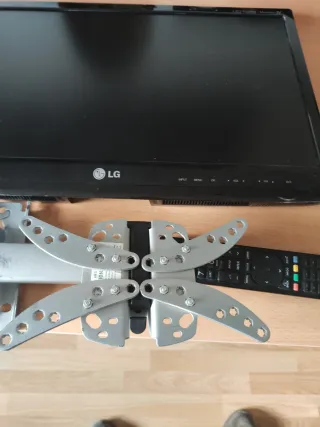 LG TV 22 con soporte y mando