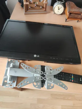 LG TV 22 con soporte y mando