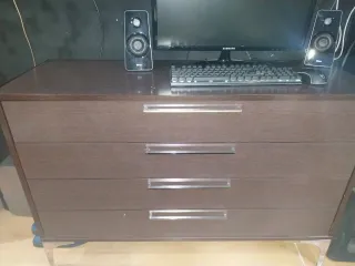 Cajonera de madera marrón