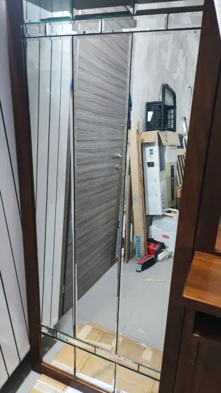 Specchiera ingresso con mensole in legno