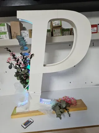 Letra P decorativa con luz y flores