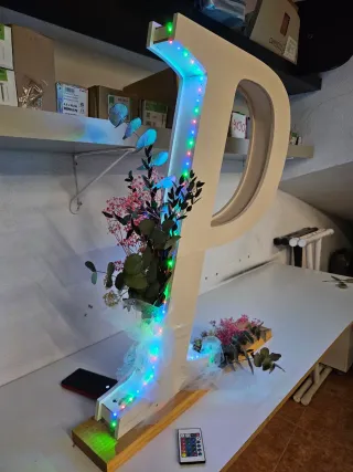 Letra P decorativa con luz y flores