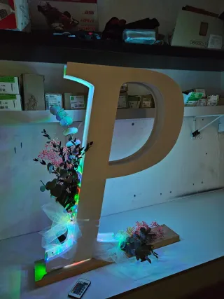 Letra P decorativa con luz y flores